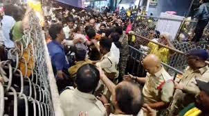 तिरुपति बालाजी मंदिर में भीड़ के दबाव से 6 की मौत, हजारों की संख्या में श्रद्धालु प्रवेश के लिए जुटे