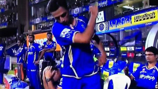 IPL: When Rahul Dravid lost his cool and slammed his cap on ground after Aditya Tare saved MI आईपीएल में एक यादगार पल