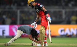 "18-Year-Old Fan Runs Onto Eden Gardens Field to Meet Virat Kohli, Gets Banned from IPL Season"