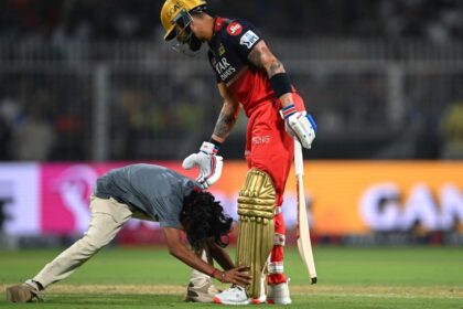 "18-Year-Old Fan Runs Onto Eden Gardens Field to Meet Virat Kohli, Gets Banned from IPL Season"
