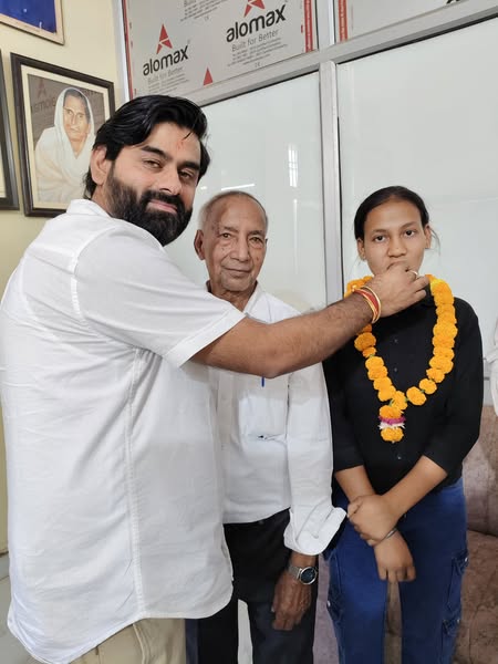 P Board Result 2025: अलीगढ़ की बेटियों ने किया कमाल, शिखा बनी जिला टॉपर, विष्णु दत्त इन्टर कॉलेज और माता पिता का नाम किया रोशन